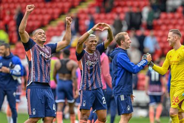 Nottingham Ormanı 'ndan Murillo ve Nottingham Ormanı' ndan Danilo, İngiltere 'nin Sheffield Lane, Sheffield, 4 Mayıs 2024' te oynanan Premier League maçında Sheffield United ve Nottingham Ormanı arasındaki tam zamanlı sonucu kutladılar. 