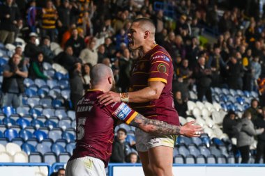 Huddersfield Giants takımından Jake Bibby, 3 Mayıs 2024 'te John Smith Stadyumu' nda oynanan 10. Huddersfield Giants - Salford Red Devils maçında denemesini kutluyor.