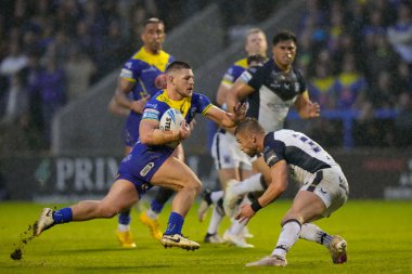 Warrington Wolves takımından Danny Walker, 3 Mayıs 2024 'te Warrington Jones Stadyumu' nda oynanan Warrington Wolves vs Hull FC maçında Hull FC savunmasını yarıp geçti.