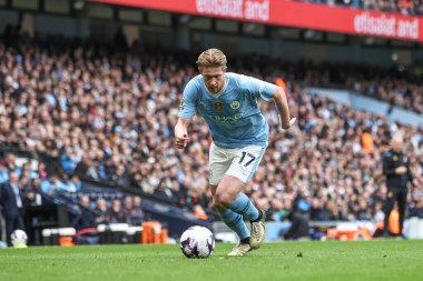 Manchester City 'den Kevin De Bruyne Premier League maçı sırasında topla Etihad Stadyumu' nda Manchester City Wolverhampton Wanderers 'a karşı 4 Mayıs 2024