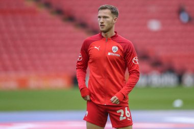 Barnsley 'den Jamie McCart, Sky Bet Ligi 1 Sky Bet Ligi 1 Promotion Play-off 1 Promosyon ilk ayak maçı sırasında Oakwell, Barnsley, Barnsley, İngiltere' de 3 Mayıs 2024 'te oynanan yarı final maçında ısınma turunda