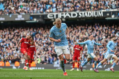 Manchester City 'den Erling Haaland, 4 Mayıs 2024' te Etihad Stadyumu 'nda oynanan Premier League maçında Manchester City ile Wolverhampton Wanderers maçında 3-0 kazanma golünü kutluyor.