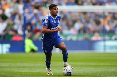 Leicester City 'den James Justin, 4 Mayıs 2024' te Leicester City 'nin King Power Stadyumu' nda Blackburn Rovers 'a karşı oynadığı Gökyüzü İddia Şampiyonası maçında topla ilerliyor.