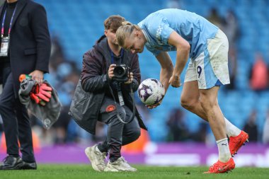 Manchester City 'den Erling Haaland, 4 Mayıs 2024 tarihinde Etihad Stadyumu' nda oynanan Premier League maçında Manchester City - Wolverhampton Wanderers maçında 4 gol attıktan sonra topu alıyor.
