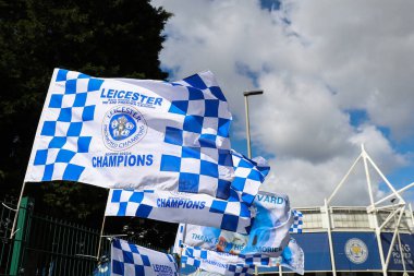 Leicester City Stadyumu 'nda Leicester City' ye karşı 4 Mayıs 2024 'te oynanan Sky Bet Şampiyonası öncesinde Leicester City - Blackburn Rovers maçı öncesinde Leicester City ürünleri satan bir tezgah.