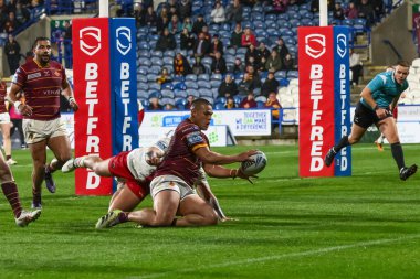 Huddersfield Giants takımından Tui Lolohea, 3 Mayıs 2024 'te John Smith' in Stadyumu 'nda oynanan 10. Huddersfield Giants - Salford Red Devils maçında bir deneme için sahaya çıkıyor.