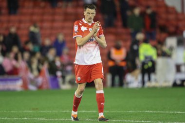Barnsley 'li Mal de Gevigney, Sky Bet League 1 Sky Bet League 1 Promotion Play-off yarı final ilk ayak maçı Barnsley - Bolton Wanderers maçında taraftarları alkışlıyor.