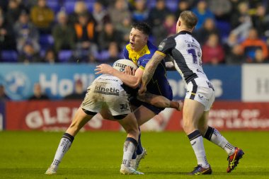 Warrington Wolves takımından Matty Nicholson, 3 Mayıs 2024 'te Warrington, Warrington' daki Halliwell Jones Stadyumu 'nda oynanan Warrington Wolves vs Hull FC maçında Hull FC defansında koşuyor.