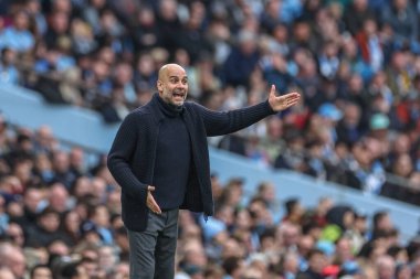 Manchester City 'nin Pep Guardiola teknik direktörü 4 Mayıs 2024' te Etihad Stadyumu 'nda Manchester City ile Wolverhampton Wanderers arasındaki Premier League maçında takım talimatlarını verir.