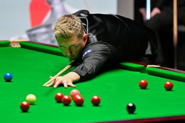 Kyren Wilson, Cazoo Dünya Şampiyonası 2024 Finali sırasında Sheffield, İngiltere 'deki Crucible Tiyatrosu' nda bir atış yaptı. 