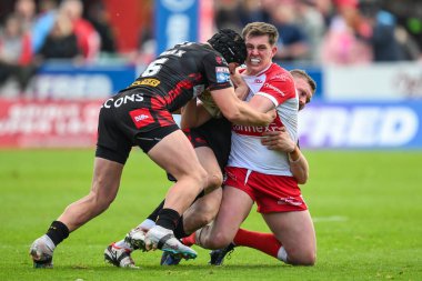 Hull KR 'dan Jack Broadbent, St. Helens' ten Joe Batchelor ve St. Helens 'ten Jonny Lomax tarafından oynanan Betfred Süper Lig 10. Raundunda Hull KR, St Helens' e karşı Sewell Group Craven Park, Kingston üzerine Hull, Birleşik Krallık, 4 Mayıs 2024 'te oynanan karşılaşmada yenildi.