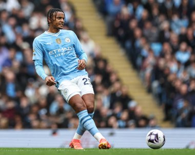 Manchester City 'den Manuel Akanji Premier Lig maçı sırasında topla Etihad Stadyumu' nda Manchester City, Wolverhampton Wanderers 'a karşı 4 Mayıs 2024