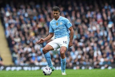 Manchester City 'den Rodrigo Premier Lig karşılaşmasında topla birlikte Manchester City ile Wolverhampton Wanderers arasında Etihad Stadyumu, Manchester, İngiltere, 4 Mayıs 2024