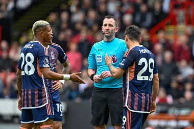 Nottingham Ormanı 'ndan Gonzalo Montiel, İngiltere' nin Sheffield Lane, Sheffield, İngiltere 'de oynanan Premier League maçı sırasında Sheffield United' a penaltı verdikten sonra hakem Chris Kavanagh 'a konuştu. 