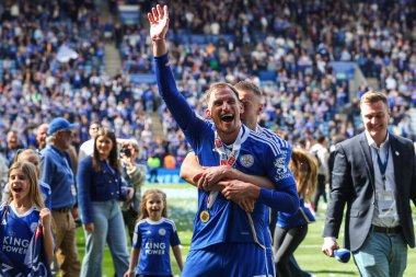 Leicester City 'den Marc Albrighton, Leicester City' den Jamie Vardy ile 4 Mayıs 2024 'te King Power Stadyumu' nda Leicester City ve Blackburn Rovers maçının ardından şampiyonluk kupasını kutluyor.