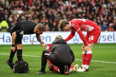 Barnsley 'den Luca Connell, Barnsley' li Devante Cole 'u 3 Mayıs 2024' te Oakwell, Barnsley, Birleşik Krallık 'ta oynanan Sky Bet 1 Promotion Play-off yarı final ilk ayak karşılaşmasında kontrol ediyor.