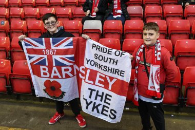 Barnsley taraftarları 3 Mayıs 2024 'te Oakwell, Barnsley, İngiltere' de oynanan yarı final play-off ilk ayak maçında Barnsley 'e karşı Bolton Wanderers' a geldiler.