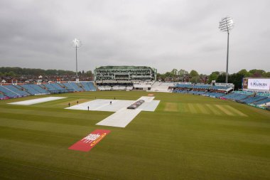 Yer personeli, Vitality County Şampiyonası 2. Maç Yorkshire Glamorgan 'a karşı Headingley Cricket Ground, Leeds, İngiltere, 3 Mayıs 2024' te oynanan yağmur durakları maçında kapakları açıyor.