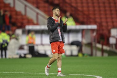 Barnsley 'den John Mcatee, 3 Mayıs 2024' te İngiltere 'nin Barnsley kentinde oynanan Sky Bet League 1 Sky Bet League 1 Promotion Play-off yarı final ilk ayak karşılaşmasında taraftarları alkışlıyor.