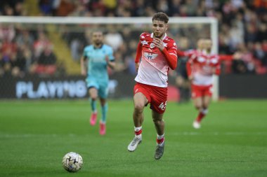 Barnsley 'den John Mcatee, 3 Mayıs 2024' te Oakwell, Barnsley, Birleşik Krallık 'ta oynanan Sky Bet Ligi 1 Sky Bet Ligi 1 Promotion Play-off yarı final ilk ayak maçında topu alıyor.