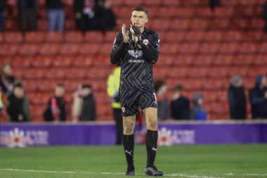 Barnsley 'den Liam Roberts, Sky Bet League 1 Sky Bet League 1 Promotion Play-off 1 Promotion play-off' ta taraftarları alkışlıyor. Yarı final yarı final ilk ayak maçı Barnsley 'e karşı Oakwell, Barnsley, Birleşik Krallık, 3 Mayıs 2024