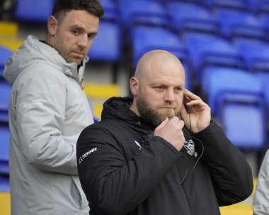 Hull FC 'nin baş antrenörü Simon Grix, 3 Mayıs 2024' te Warrington Jones Stadyumu 'nda oynanan Betfred Süper Lig 10. raundunda Warrington Wolves vs Hull FC karşılaşmasından önce iletişimini test ediyor.