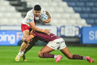 Salford Red Devils 'ten Tim Lafai, Huddersfield Giants' tan Hugo Salabio tarafından 3 Mayıs 2024 'te John Smith' in Stadyumu 'nda oynanan Betfred Süper Lig 10. Raund Huddersfield Giants - Salford Red Devils maçında yenildi.