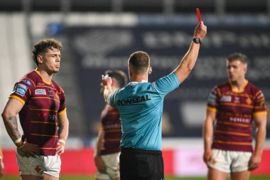 Hakem Tom Grant, Huddersfield Giants 'tan Elliot Wallis' a kırmızı kart veriyor. 3 Mayıs 2024 'te, John Smith Stadyumu' nda oynanan Huddersfield Süper Lig 10. Maçı 'nda Huddersfield Giants, Salford Red Devils' e karşı.