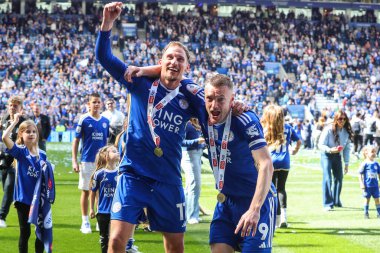 Leicester City 'den Marc Albrighton, Leicester City' den Jamie Vardy ile 4 Mayıs 2024 'te King Power Stadyumu' nda Leicester City ve Blackburn Rovers maçının ardından şampiyonluk kupasını kutluyor.