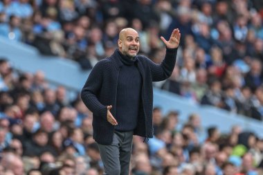Manchester City 'nin Pep Guardiola teknik direktörü 4 Mayıs 2024' te Etihad Stadyumu 'nda Manchester City ile Wolverhampton Wanderers arasındaki Premier League maçında takım talimatlarını verir.