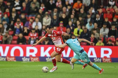 Barnsley 'den Josh Earl, 3 Mayıs 2024' te Oakwell, Barnsley, Birleşik Krallık 'ta oynanan yarı final yarı final yarı final ilk ayak maçında topu aldı.