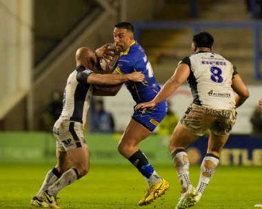 Warrington Wolves 'tan Paul Vaughan, 3 Mayıs 2024' te Warrington, İngiltere 'deki Halliwell Jones Stadyumu' nda oynanan Betfred Wolves vs Hull FC karşılaşmasında Hull FC 'den Danny Houghton' ın arkasında durdu.