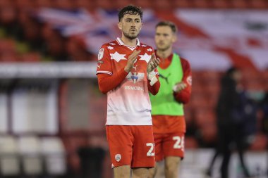 Barnsley 'den Corey O' Keeffe, 3 Mayıs 2024 'te Oakwell, Barnsley, İngiltere' de oynanan Sky Bet League 1 Sky Bet League 1 Promotion Play-off yarı final ilk ayak karşılaşmasında taraftarları alkışlıyor.