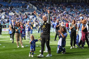 Leicester City 'nin teknik direktörü Enzo Maresca, Leicester City' nin 4 Mayıs 2024 'te King Power Stadyumu' nda oynanan Leicester City ve Blackburn Rovers maçından sonra şampiyonluğu kutluyor.