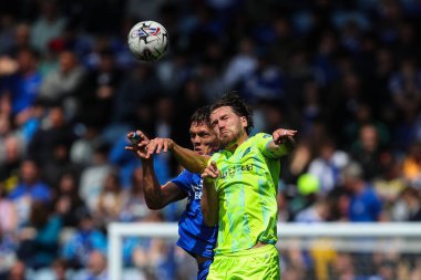 Leicester City 'den Jannik Vestergaard ve Blackburn Rovers' dan Sam Gallagher, 4 Mayıs 2024 'te King Power Stadyumu' ndaki Leicester City - Blackburn Rovers maçında top için mücadele ettiler.