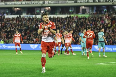 Barnsley 'den Nicky Cadden, 3 Mayıs 2024' te Oakwell, Barnsley, Birleşik Krallık 'ta oynanan Sky Bet 1 Promotion Play-off yarı final ilk ayak maçında taraftarlara karşı.
