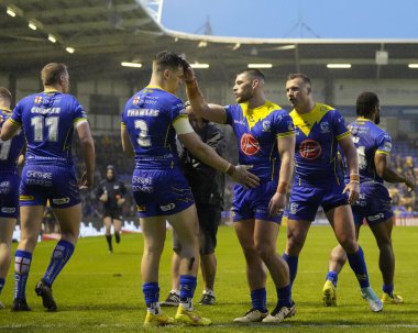 Warrington Wolves 'tan Danny Walker, Warrington Wolves' tan Josh Thewlis 'i tebrik ediyor. 3 Mayıs 2024' te Warrington, Warrington 'da oynanan Betfred Süper Lig 10. Raundunda Warrington Wolves Hull FC' ye karşı.
