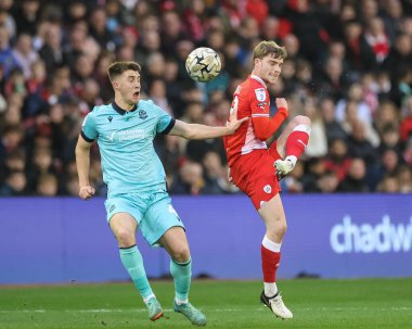 Barnsley 'den Luca Connell, 3 Mayıs 2024' te İngiltere 'nin Oakwell kentinde oynanan ve Barnsley' in Bolton Wanderers 'a karşı oynadığı Sky Bet 1 Promotion Play-off yarı final maçında topu sahaya sürüyor.