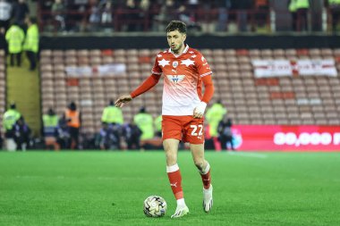 Barnsley 'den Corey O' Keeffe 3 Mayıs 2024 'te Oakwell, Barnsley' de Barnsley 'e karşı oynadığı yarı final yarı final yarı final play-off maçında topla birlikte.