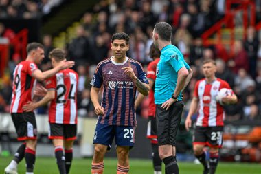 Nottingham Ormanı 'ndan Gonzalo Montiel, İngiltere' nin Sheffield Lane, Sheffield, İngiltere 'de oynanan Premier League maçı sırasında Sheffield United' a penaltı verdikten sonra hakem Chris Kavanagh 'a konuştu. 