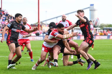 Hull KR 'dan Peta Hiku, 4 Mayıs 2024' te İngiltere 'nin Hull Group Craven Park kentinde oynanan Betfred Süper Lig 10. Raundunda Jonny Lomax' a karşı oynadığı mücadeleye rağmen topu sürüyor.