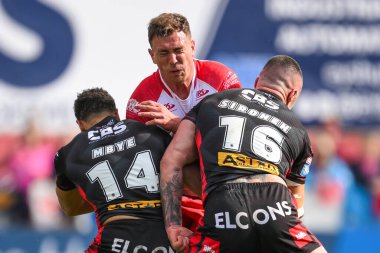 Hull KR 'dan Jai Whitbread, St. Helens' ten Moses Mbye ve St. Helens 'den Curtis Sironen tarafından oynanan Betfred Süper Lig 10. Raundunda Hull KR, St Helens' e karşı Sewell Group Craven Park, Kingston üzerine Hull, Birleşik Krallık, 4 Mayıs 2024 'te oynanan karşılaşmada yenildi.