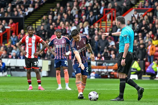 Nottingham Ormanı 'ndan Gonzalo Montiel Premier Lig maçı sırasında Bramall Lane, Sheffield, İngiltere' de Sheffield United ve Nottingham Forest maçında topu gösteriyor. 