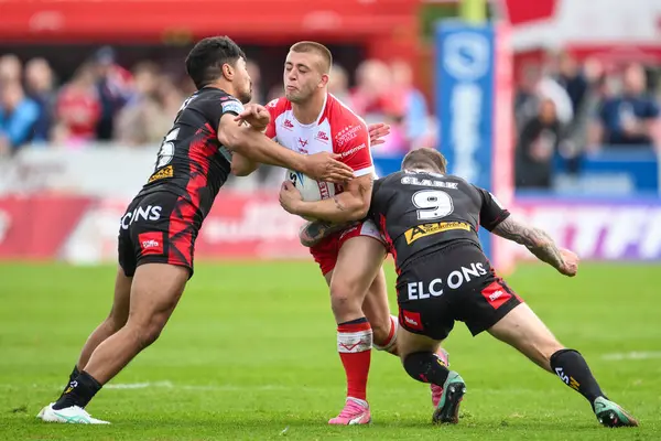 Hull KR 'dan Mikey Lewis, St. Helens takımından James Bell ve St. Helens takımından Daryl Clark, 4 Mayıs 2024' te Sewell Group Craven Park, Kingston on on on Hull 'da oynanan 10.
