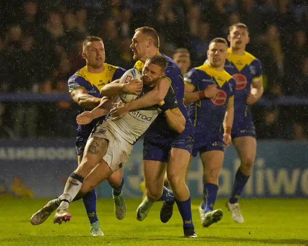 Warrington Wolves takımından Ben Currie, 3 Mayıs 2024 'te Warrington Jones Stadyumu' nda oynanan 10. Betfred Süper Lig karşılaşmasında Hull FC 'den Jack Walker' ı yere serdi.