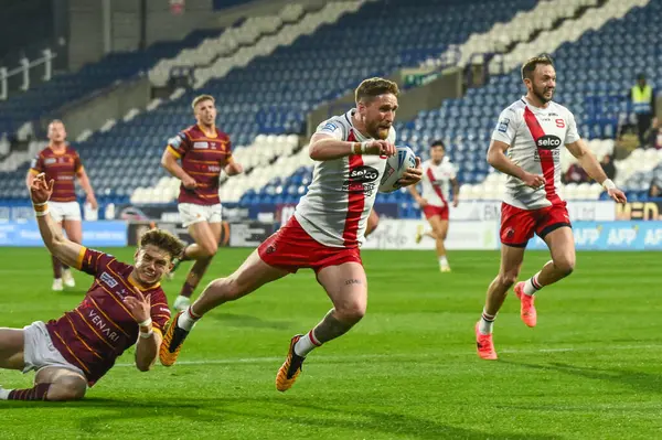 Salford Red Devils takımından Ethan Ryan, 3 Mayıs 2024 'te John Smith' in Stadyumu 'nda oynanan Huddersfield Giants - Salford Red Devils maçında Betfred Süper Lig 10.