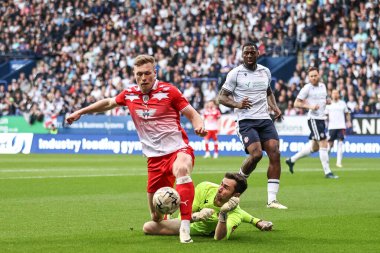 Bolton Wanderers takımından Nathan Baxter, Barnsley takımından Sam Cosgrove 'u sahada yakaladı. Yarı final yarı final yarı final yarı final maçında Bolton Wanderers, Barnsley' e karşı Toughsheet Community Stadyumu, Bolton, Birleşik Krallık