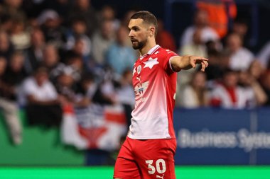 Barnsley 'den Adam Phillips, 7 Mayıs 2024' te İngiltere 'nin Bolton Stadyumu' nda Bolton Wanderers 'a karşı oynanan yarı final yarı final ikinci ayak maçında takımına talimat veriyor.