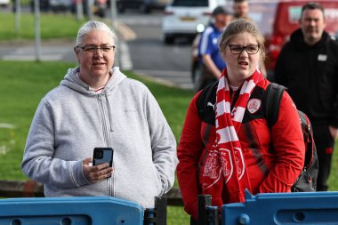Barnsley taraftarları, 7 Mayıs 2024 'te İngiltere' nin Bolton Stadyumu 'nda oynanan yarı final yarı final ikinci ayak maçında Bolton Wanderers' a karşı Barnsley maçına geldiler.