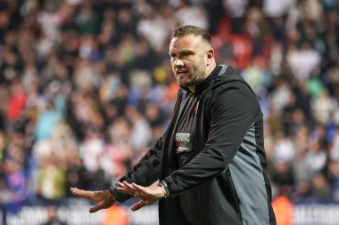 Bolton Wanderers 'ın teknik direktörü Ian Evatt, 7 Mayıs 2024' te İngiltere 'nin Bolton Stadyumu' nda oynanan Gökyüzü İddia Ligi 1 play-off yarı final ikinci ayak maçında Bolton Wanderers 'a karşı Barnsley maçını izliyor.